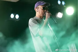 因为玩吴亦凡的梗“你忍一下”，热狗被吴亦凡粉丝冲了图片