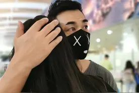 赵文卓机场送别女儿，满眼柔情超不舍，13岁赵紫阳超模身材瞩目了图片