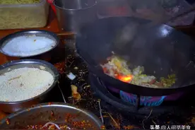 河南路边的炒面摊，10元一份有肉有蛋，一到深夜挤满人图片