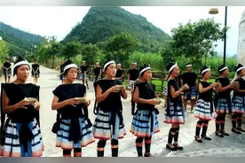 贵州深山最“原始”民族，女人上衣只有两片，时而“春光乍泄”图片