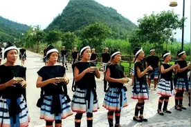 贵州深山最“原始”民族，女人上衣只有两片，时而“春光乍泄”图片