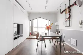 这对夫妻有远见，客厅不放沙发和茶几，改用长桌，室内开阔又实用图片