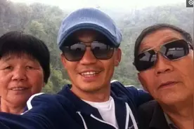 王宝强带父母游山玩水，农村父母憨厚朴实，妈妈笑得合不拢嘴图片