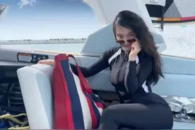 霍思燕穿泳装秀丰满身材，自称三亚卡戴珊，杜江变铁粉高调示爱图片