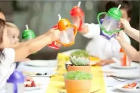宝宝太晚戒奶瓶？小心影响听力！孩子多大戒掉奶瓶才更合适？图片