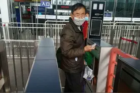湖北籍老者流浪深圳 ，龙岗布吉富民市场工作人员助其回家！图片
