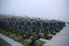 逆风起航！千余名新兵武装跳伞，青春在高空绽放！图片