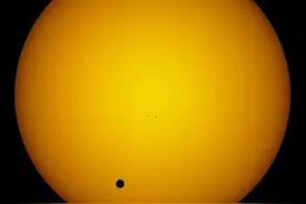 外星人正在寻找人类？科学家发现一颗冰与火的星球图片