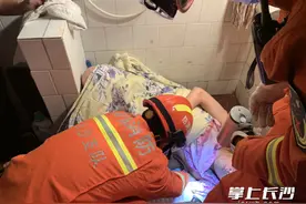 肥皂掉坑里要不要捡？他捡了，结果手部被卡住图片