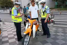 无牌、无证、无头盔！武汉洪山交警严查摩托车违法图片