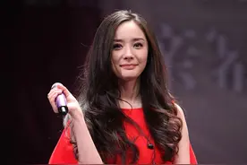 杨幂同穿黑白两色丝袜，这打扮太前卫了图片