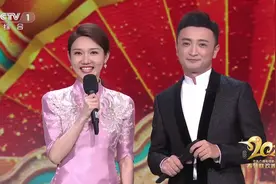 主持人龙洋成央视颜值担当，对比9年前实习画面，模样变化明显图片