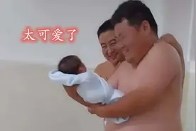 孩子出生爸爸和舅舅抢着抱，网友：“猪八戒”看人参果，一脸宠溺图片