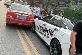 出租车压黄线强行加塞，思域车主见状直接怼上去：专治“加塞狗”图片