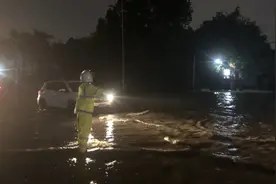 落大雨被淋成落汤鸡 他却笑得像个孩子图片