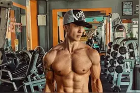 吴尊赤裸上身拍封面，秀八块腹肌青筋凸起，网友：流口水了图片