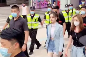22岁女星出行阵仗大，十多位保安围成人墙保护，周围却少有人围观图片