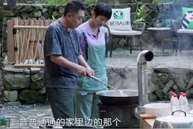 野猫2次上桌偷吃肉片，于谦不嫌弃直接吃，猫吃过的东西还能吃吗图片