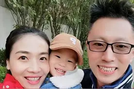 女排前队长晒全家福，魏秋月抱儿子笑开花，老公太操劳白头发抢镜图片