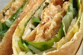 东北女孩上海菜市场摊煎饼，因神仙颜值走红，有人从杭州开车来吃图片