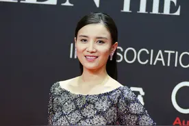 小宋佳终于大胆一次，修身连衣裙腰间挖空，黑色绑带高挑又显瘦图片