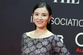 小宋佳终于大胆一次，修身连衣裙腰间挖空，黑色绑带高挑又显瘦图片