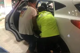 江苏泰州：孕妇羊水破裂，急！警车疾驰送医，快！图片