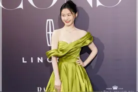 金靖的身材正流行，115斤穿露肩绿裙韵味十足，美成微胖界典范图片