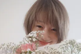 45岁马伊琍素颜双眼浮肿，被女儿送花太幸福，自曝爱马存款近万图片