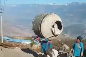 她瘦弱身躯所扛起的不只是300斤搅拌机，还有生活的希望图片