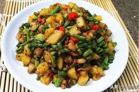 小猫用2个土豆和1把豇豆这么做来吃，味道特棒，满满一大盘没够图片