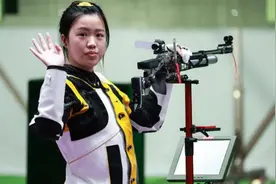 欢呼雀跃！杨倩父母见证女儿夺奥运首金，21岁新星太淡定鞠躬致谢图片