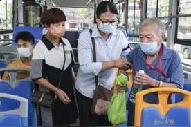 不放心老人坐公交？这些做法可以有图片