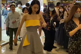 山东青岛：王丽坤现身某商场，路人纷纷围观拍照，这身材太自律了图片
