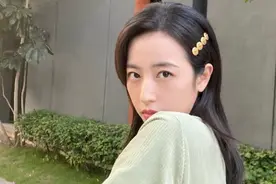 现在谁还穿小白鞋？试试周雨彤这款“饼干匡威”，嫩成18岁少女图片