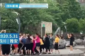 四川两伙大妈抢广场舞地盘互相扭打，为抢广场舞第一排，有人头破血流图片