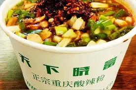 在西单又吃到了曾经火爆京城，站马路边端着碗吃的酸辣粉和铁板烧图片