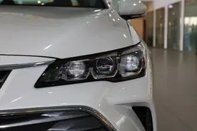 光安全气囊就有10个，车长4975mm，油耗低至4.3L，实拍丰田亚洲龙图片