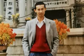 腾格尔旧照反差大！头发乌黑浓密，一双长腿太吸睛，拍摄地惹争议图片
