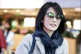 见过世面的女人穿衣从不复杂，看俞飞鸿这一身灰+黑搭配，就知道图片