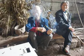 八旬夫妻山洞里生活一辈子，年轻时过原始的生活，如今生活似神仙图片