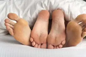 “别打了”，5岁儿子半夜醒来看到爸爸压在妈妈身上，着急劝架图片
