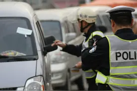 驾驶证扣分将迎来重大调整 准驾车型不符、未悬挂号牌将不再扣12分图片