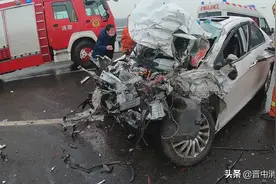 晋中北高速口附近一轿车与半挂车相撞，一人被困图片