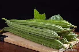 夏天买丝瓜，要分清“有棱”和“无棱”，口感差别大，弄懂别买错图片