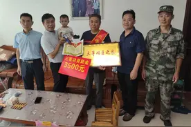 广西桂林市叠彩区：敲锣打鼓送喜报 光荣不再“静悄悄”图片