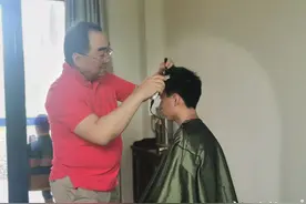 丢下画笔刻刀拿起梳子剃刀，宁波这所学校的老师给学生理发拉家常，家长点赞图片