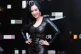 50岁钟丽缇自信过头了！穿黑蛇皮紧身衣秀丰满身材，却勒出几坨肉图片