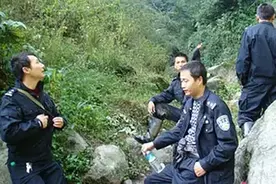 农妇隐居深山30年，猎户发现时已暴毙在家，调查后发现身份不简单图片