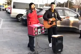 旭日阳刚落魄街头摆摊？卖力演唱无人理，再唱汪峰名曲被嘲没钱了图片